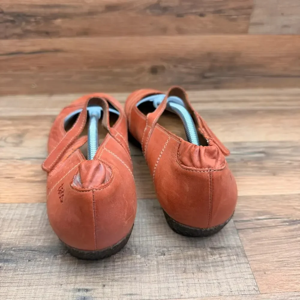 Taos Size 8-8.5 39 Leather Mary Janes Orange Shoes